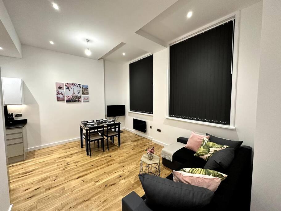 Spacious And Elegant Apartment เบอร์มิงแฮม ภายนอก รูปภาพ