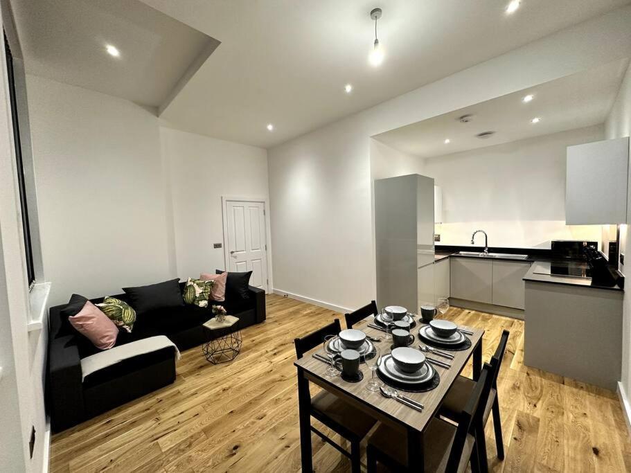 Spacious And Elegant Apartment เบอร์มิงแฮม ภายนอก รูปภาพ