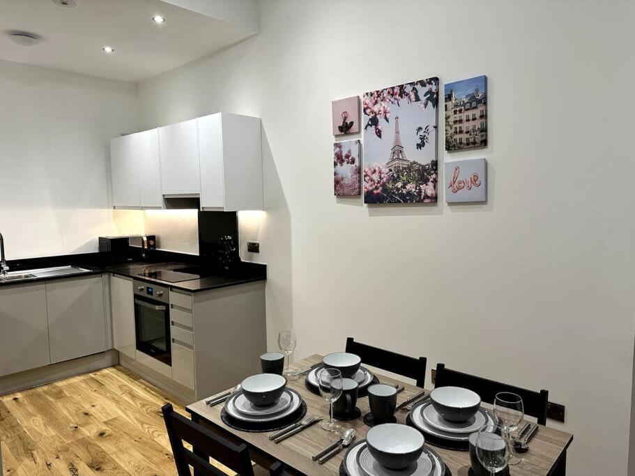 Spacious And Elegant Apartment เบอร์มิงแฮม ภายนอก รูปภาพ